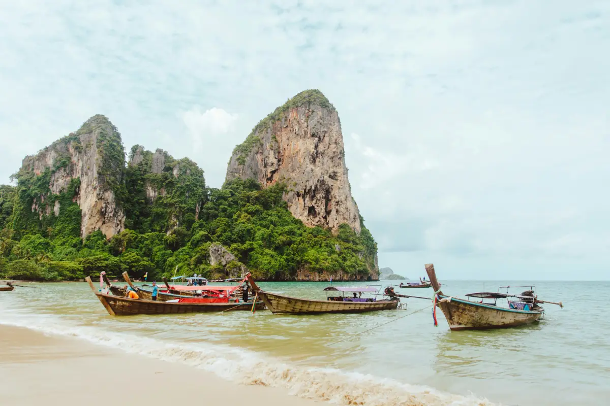 หน้าผาหินปูนอ่าวนาง